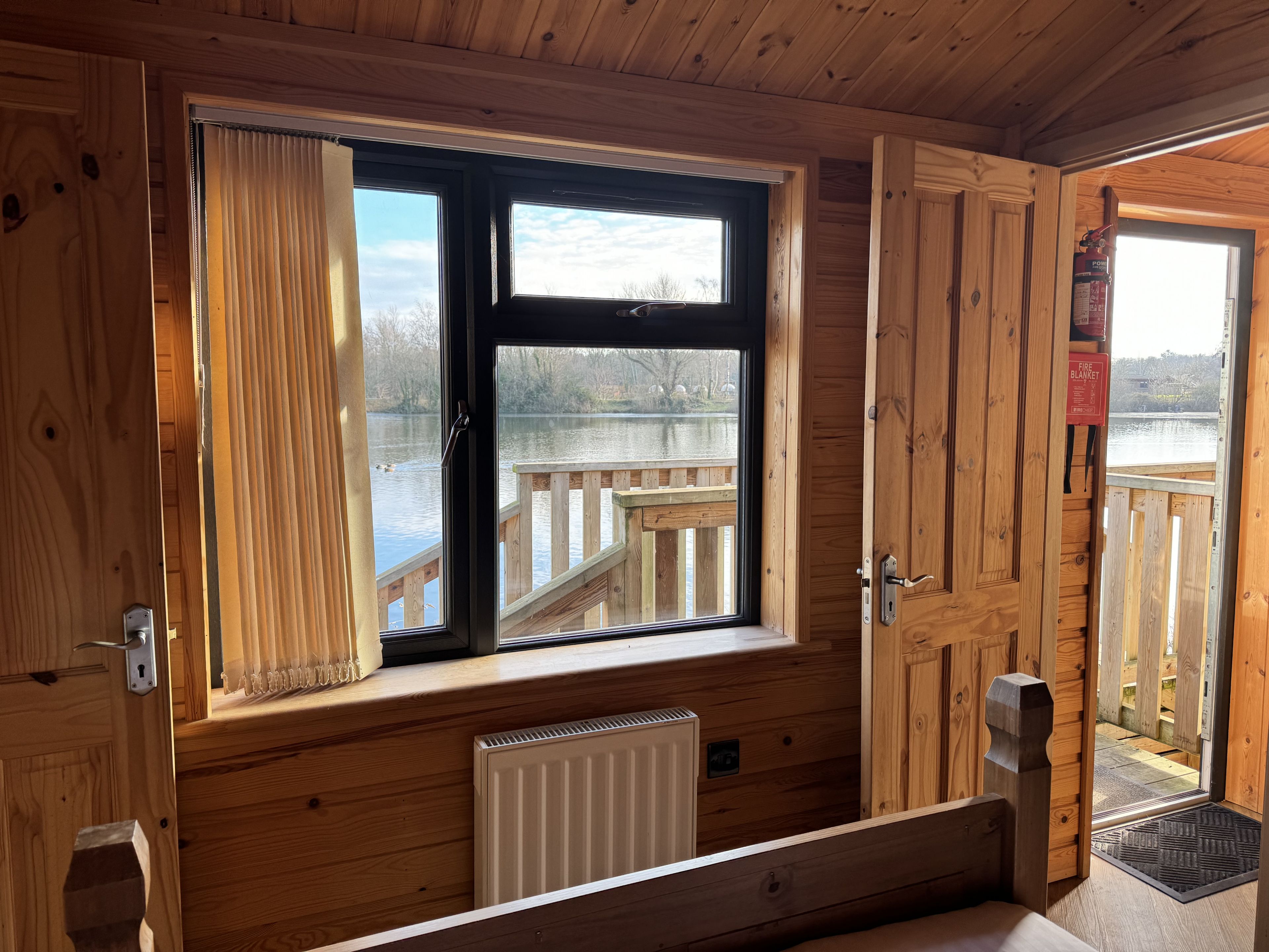 Woodlakes Cosy Cedar 2 Lakeside image 8