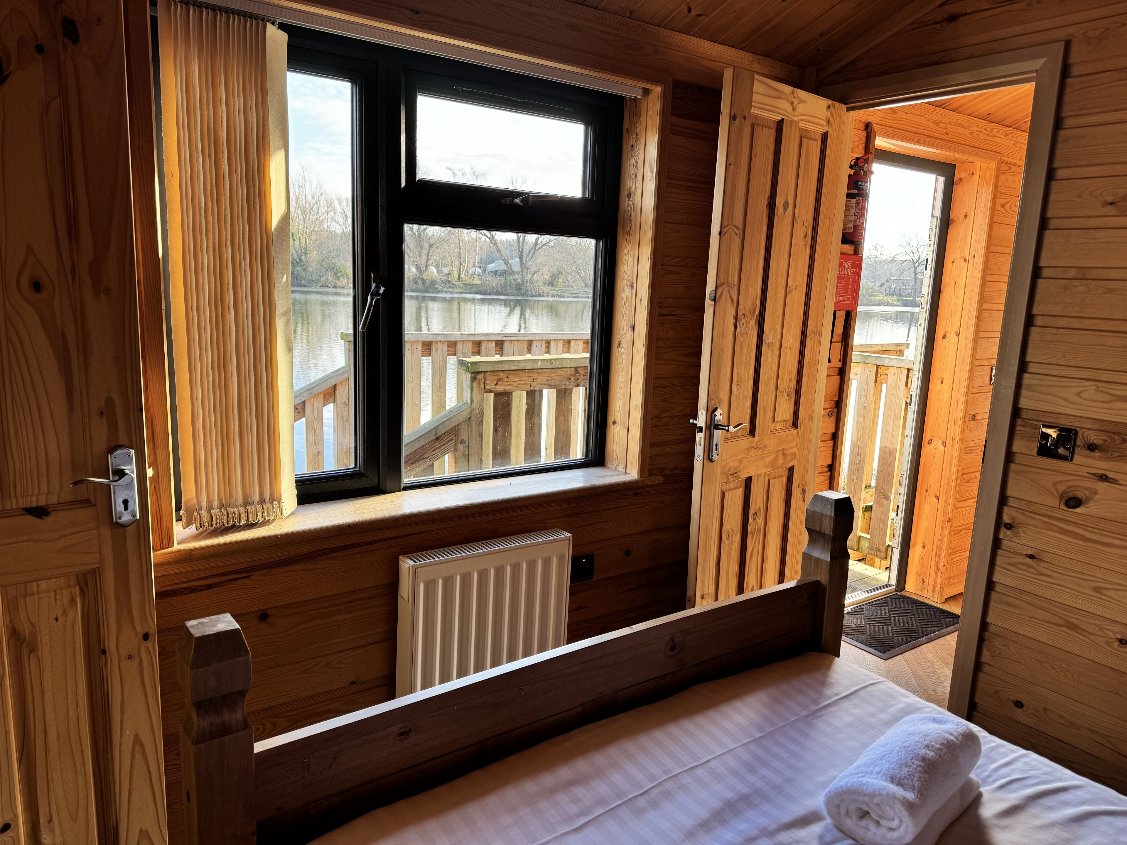 Woodlakes Cosy Cedar 2 Lakeside image 9
