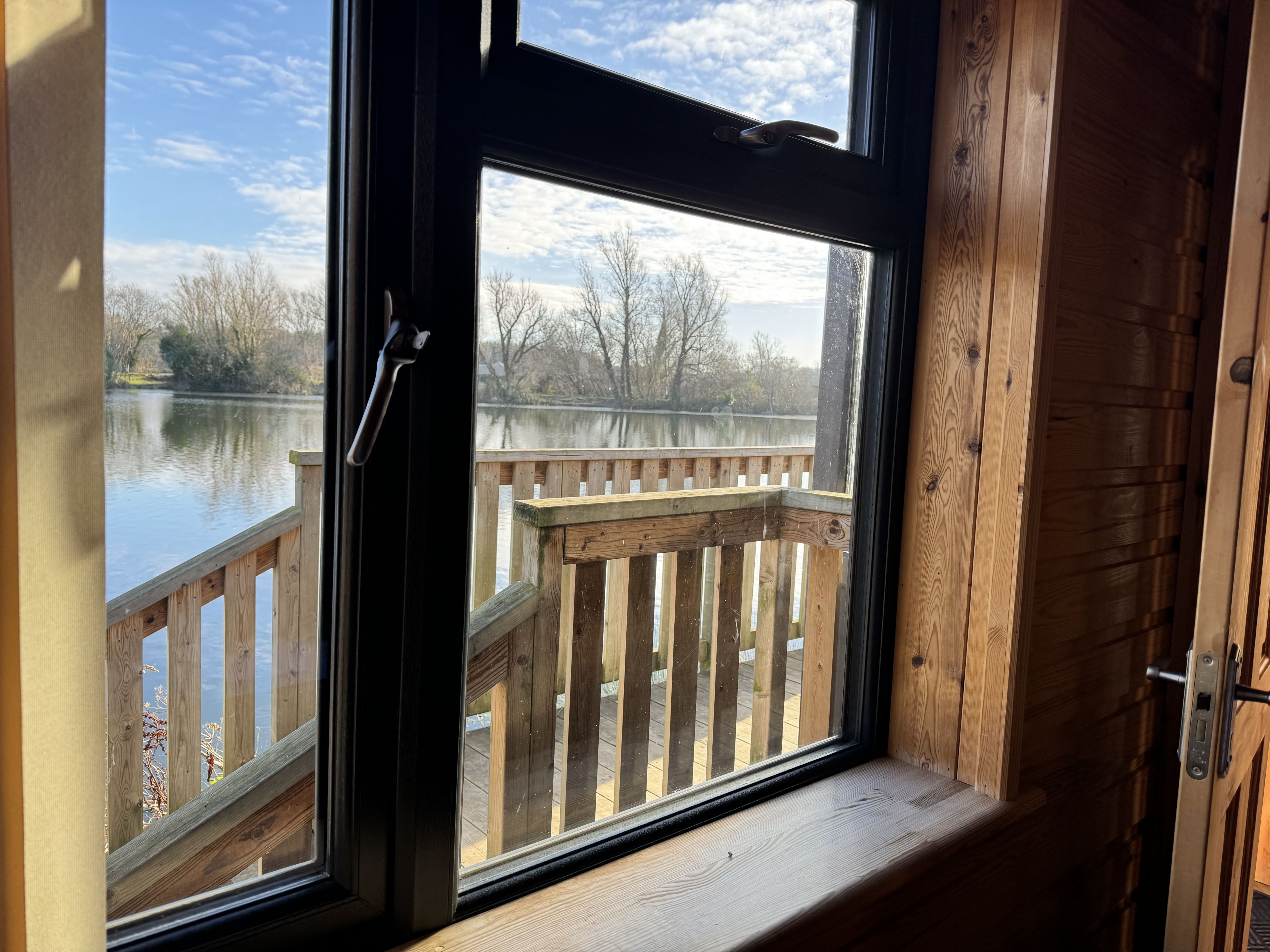 Woodlakes Cosy Cedar 2 Lakeside image 10