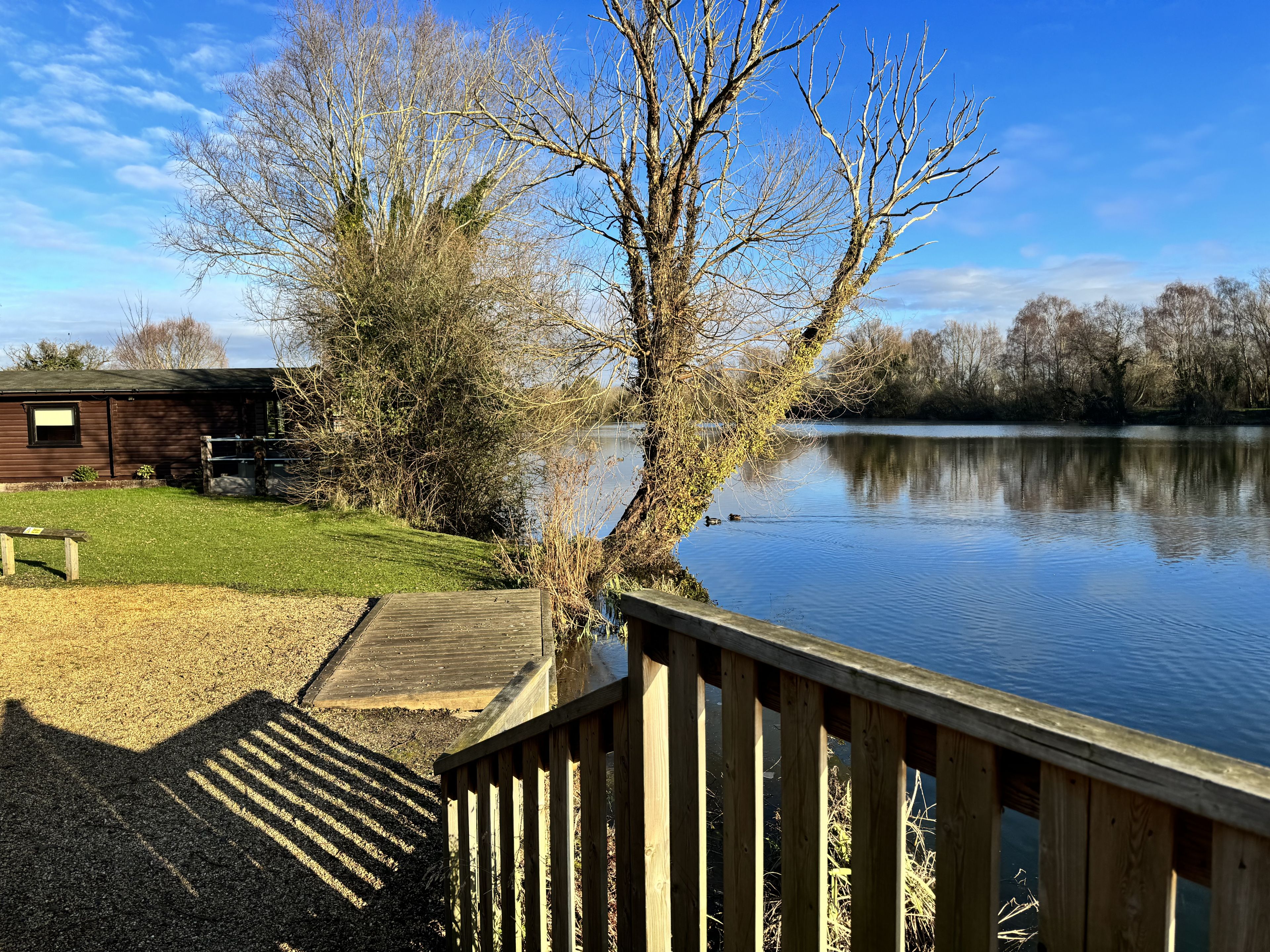 Woodlakes Cosy Cedar 2 Lakeside image 11