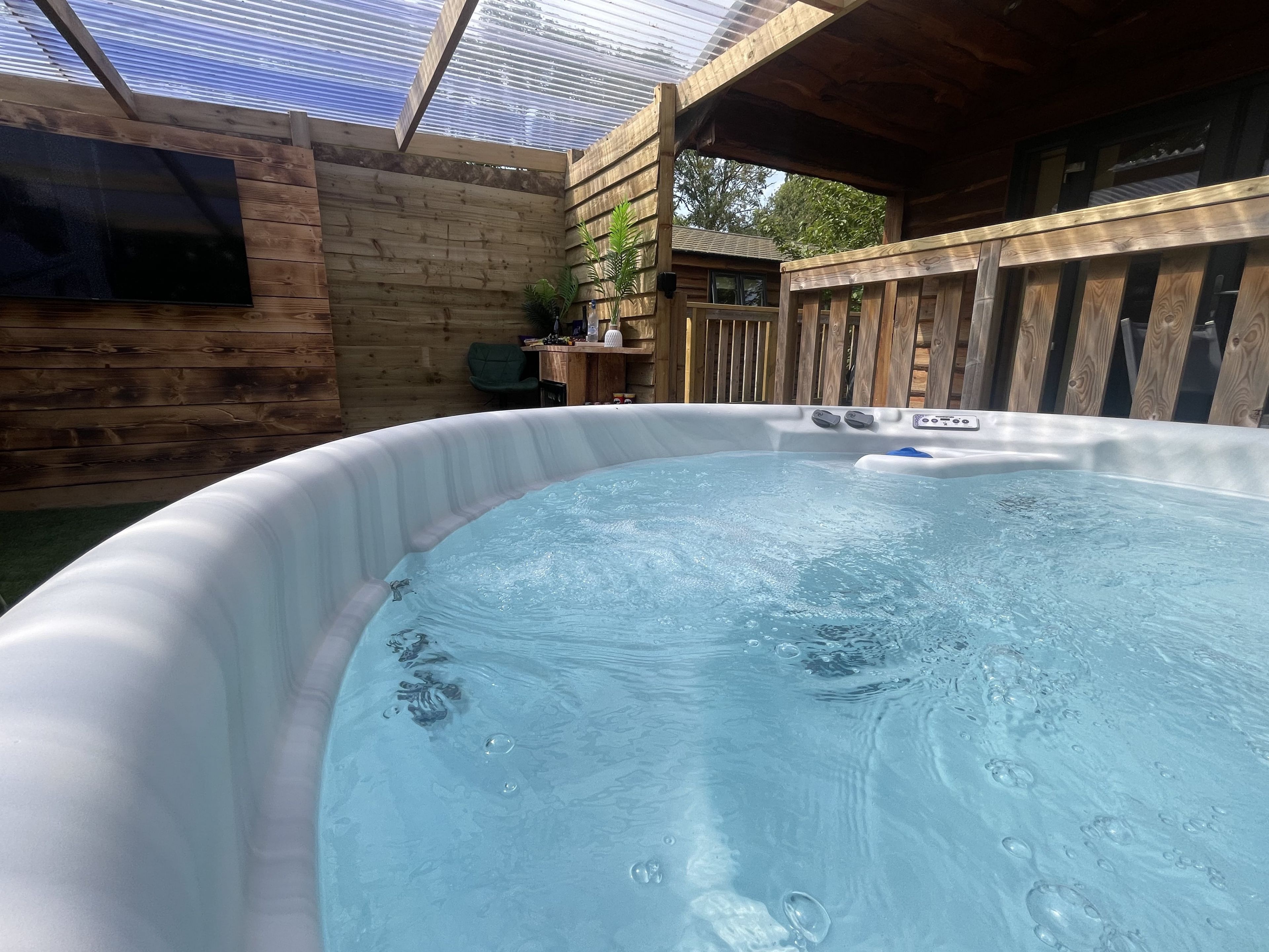 Woodlakes Parkside 2 - Couples Secret Retreat image 3