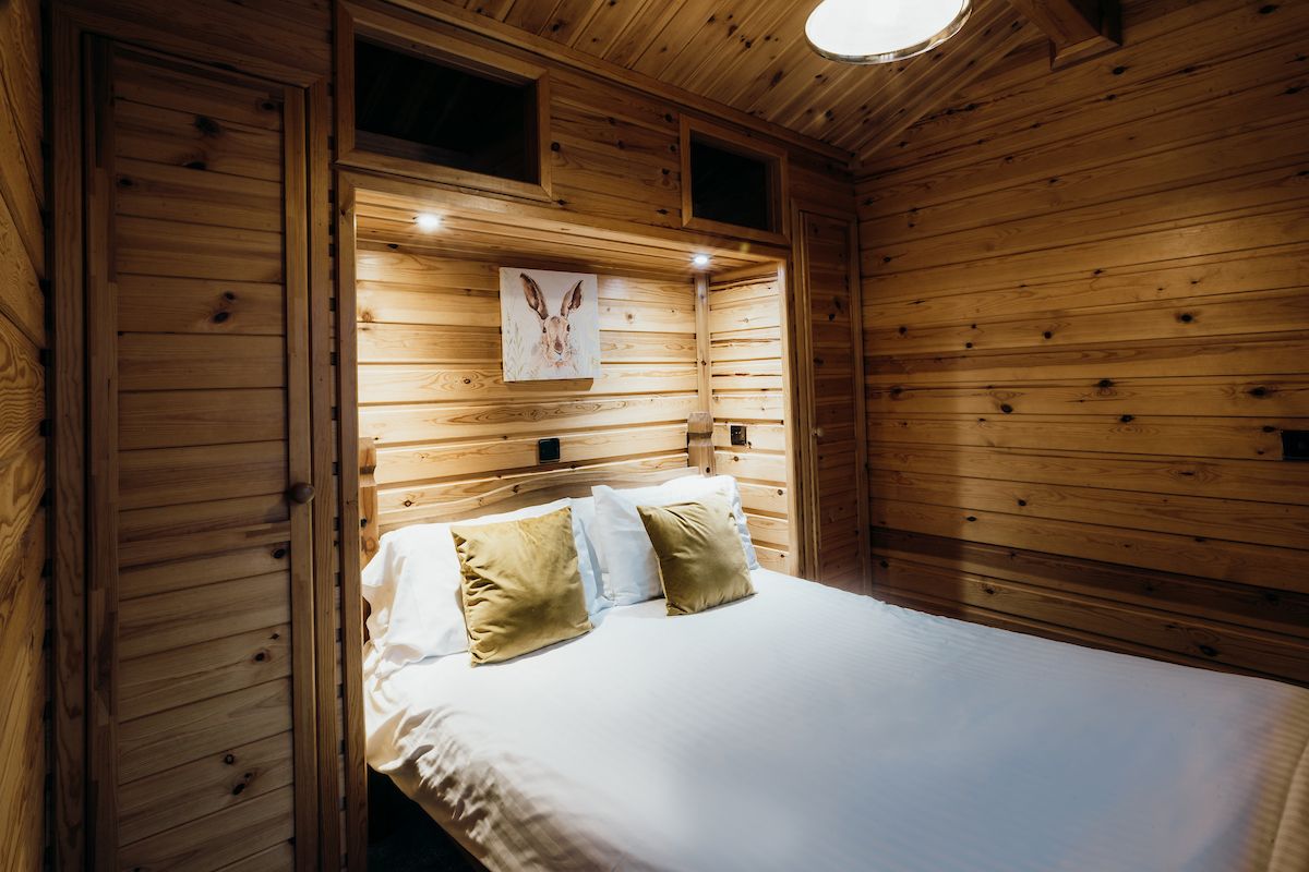 Woodlakes Cosy Cedar 2 Lakeside image 7