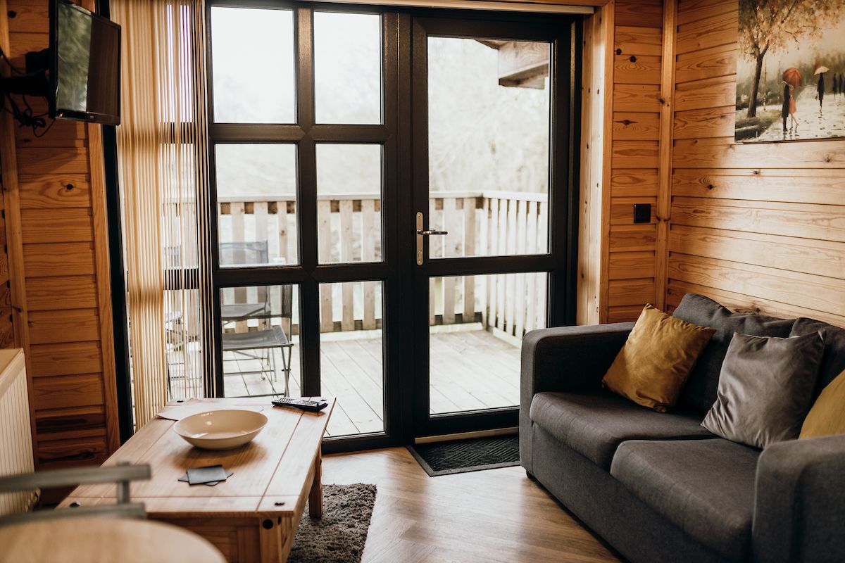 Woodlakes Cosy Cedar 2 Lakeside image 2