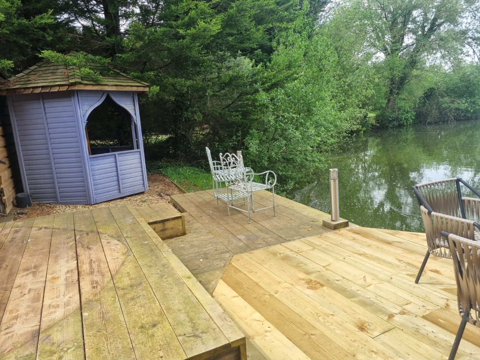 Woodlakes Executive Lakeside - Secret Retreat image 8