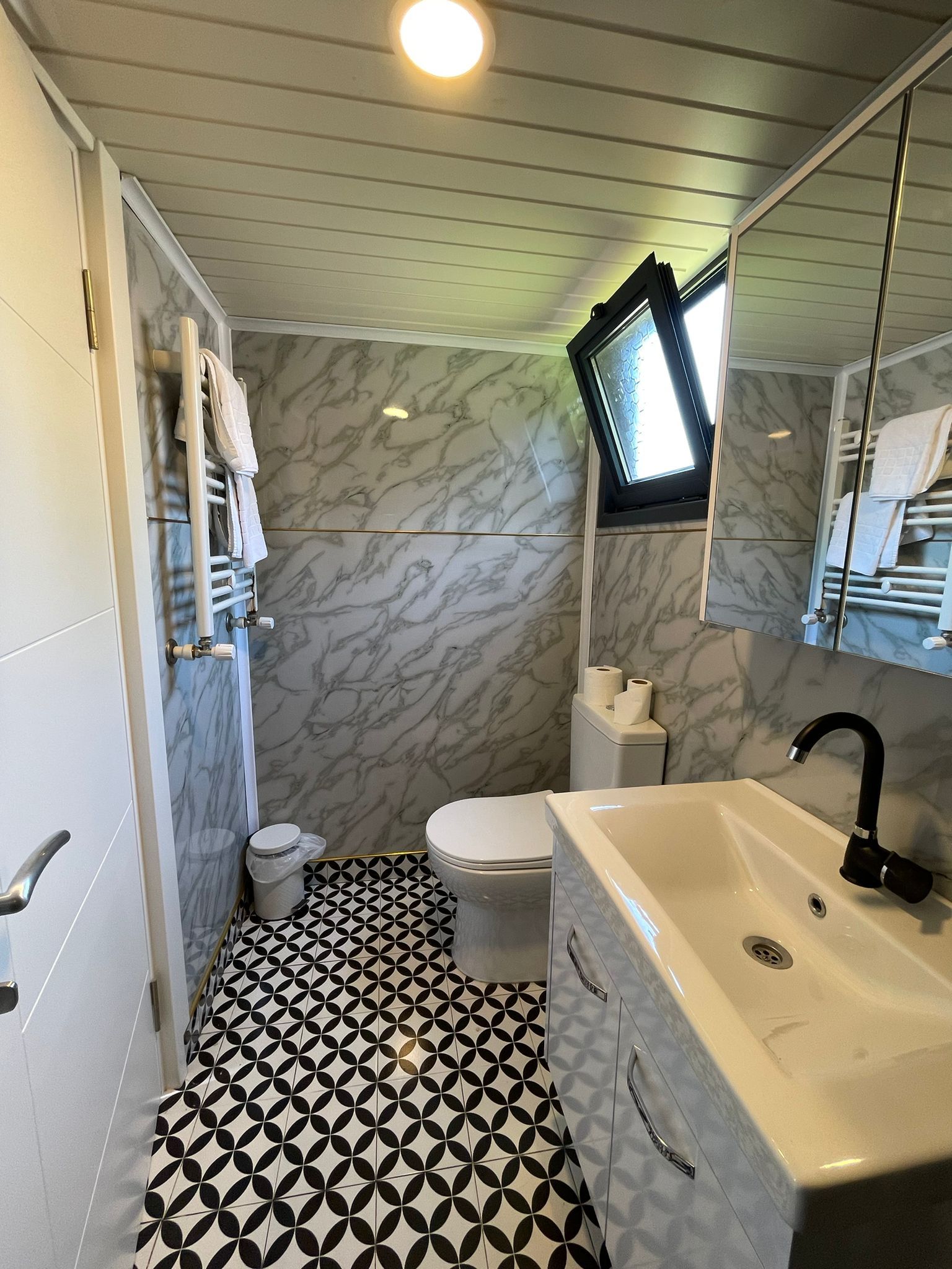 Woodlakes Lux Barn - Secret Retreat image 6