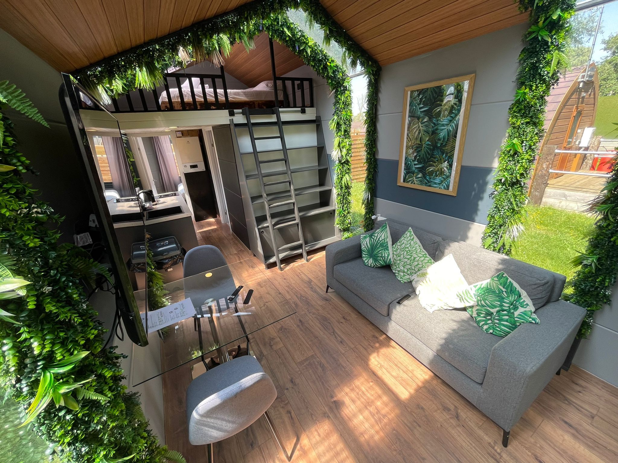 Woodlakes Lux Barn - Secret Retreat image 12
