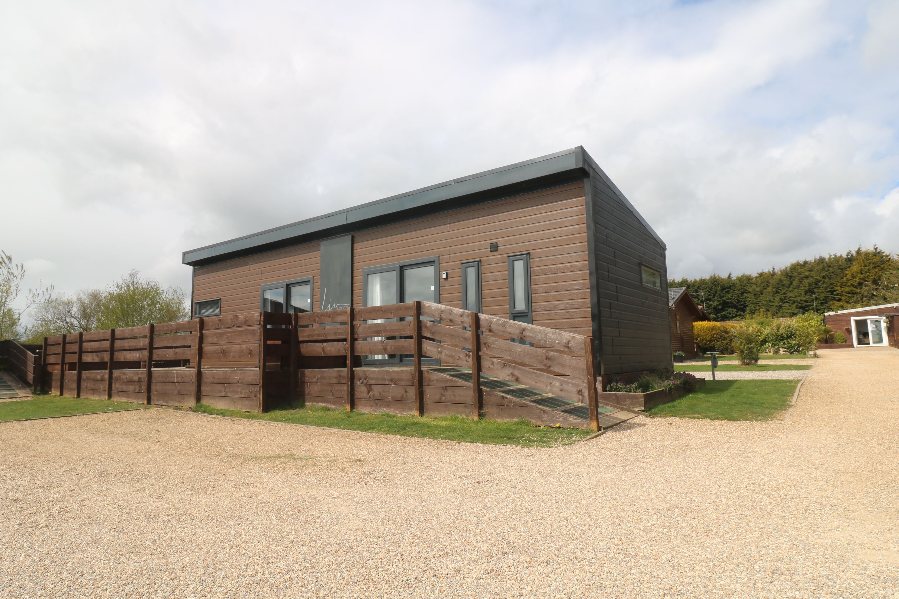 LE 2 - 3 Bed Liv Lodge image 1