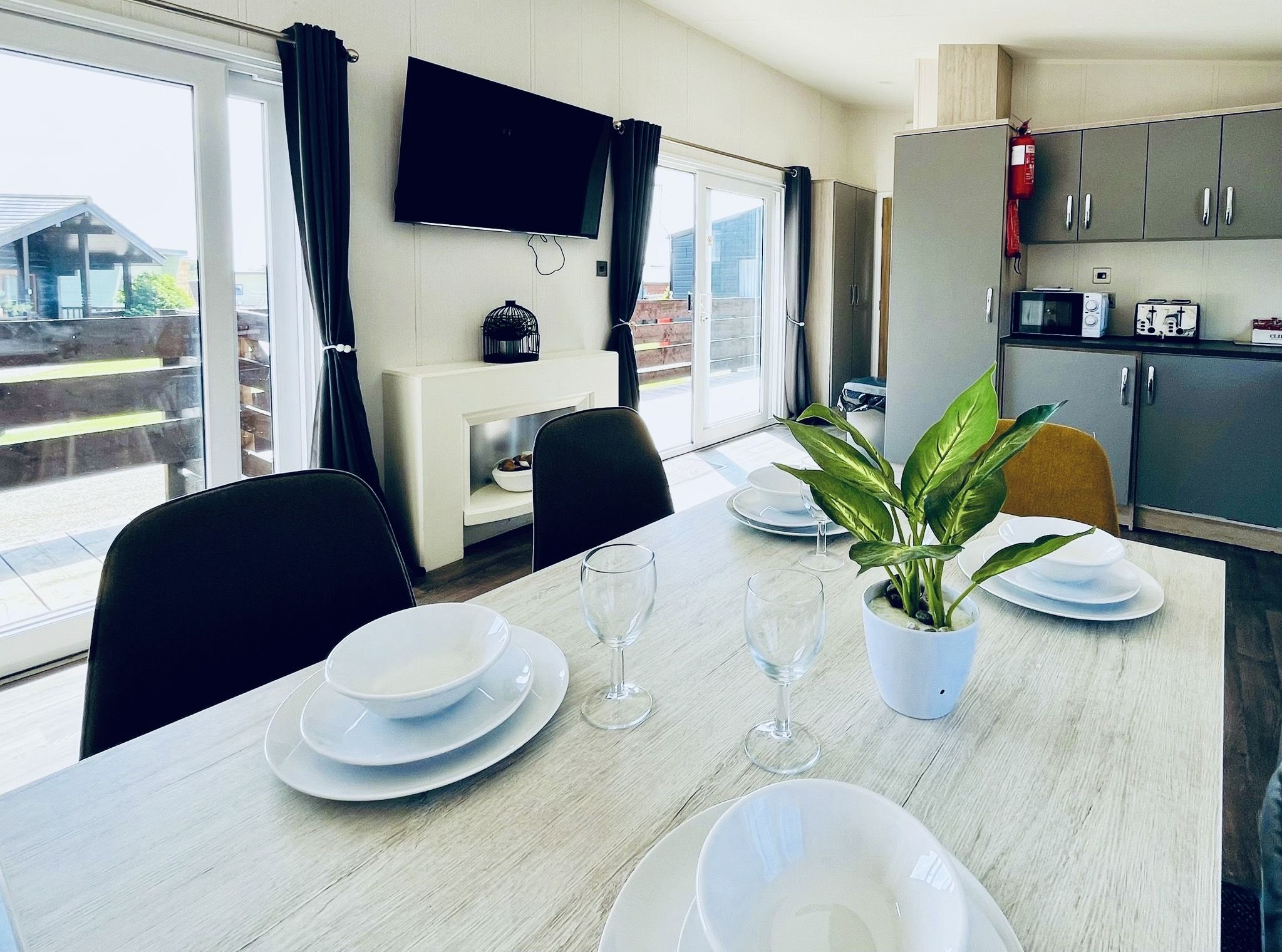 LE 2 - 3 Bed Liv Lodge image 13