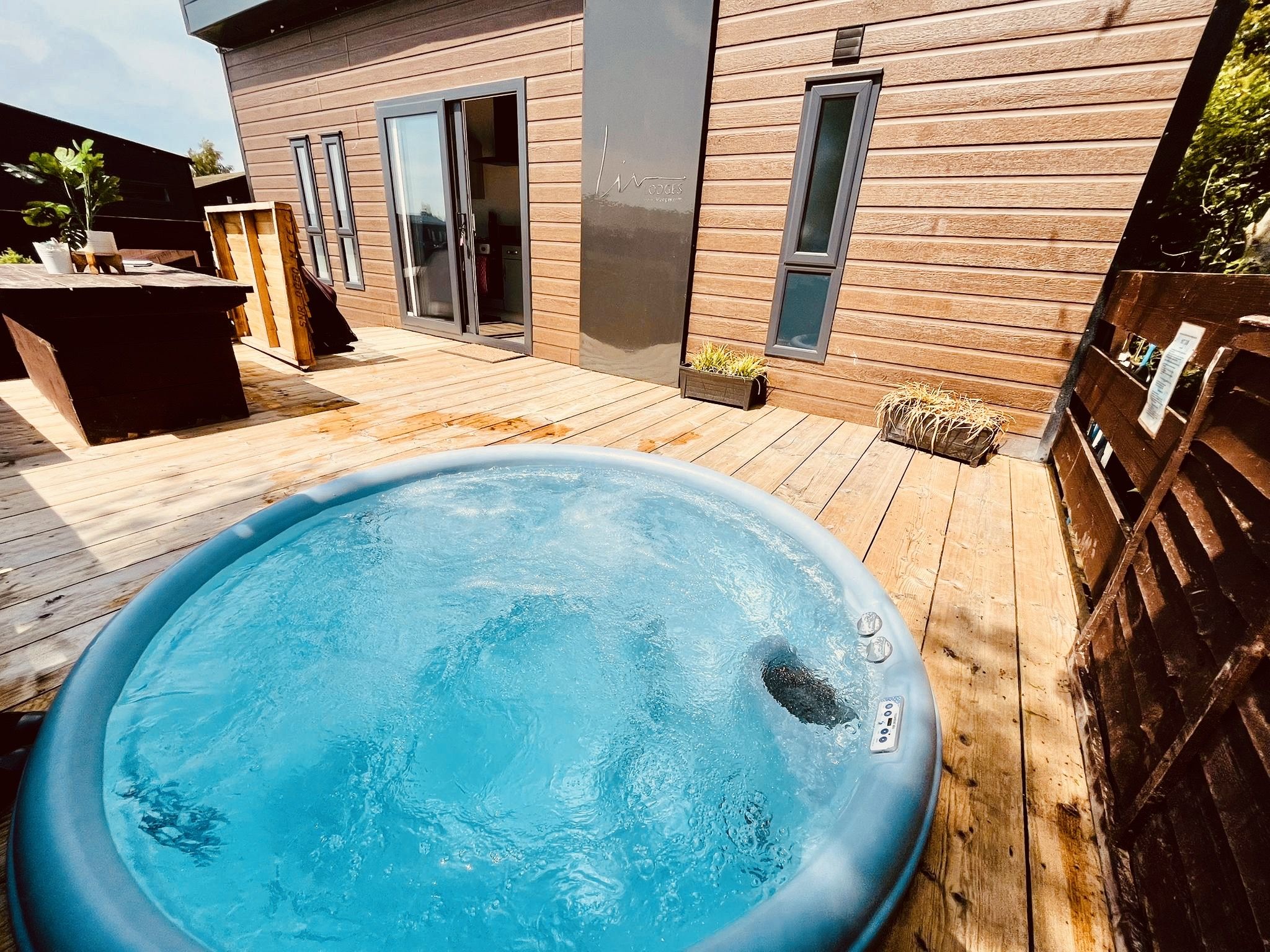 LE 4 - 2 Bed Liv Lodge image 1