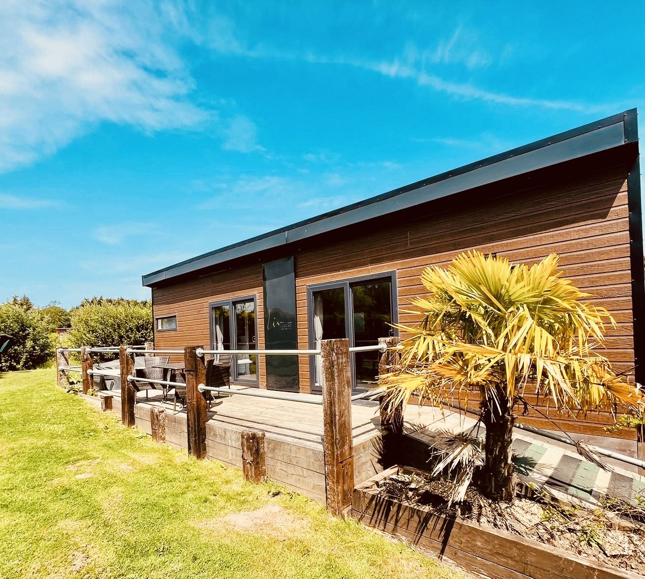 LE 6 - 3 Bed Liv Lodge image 1