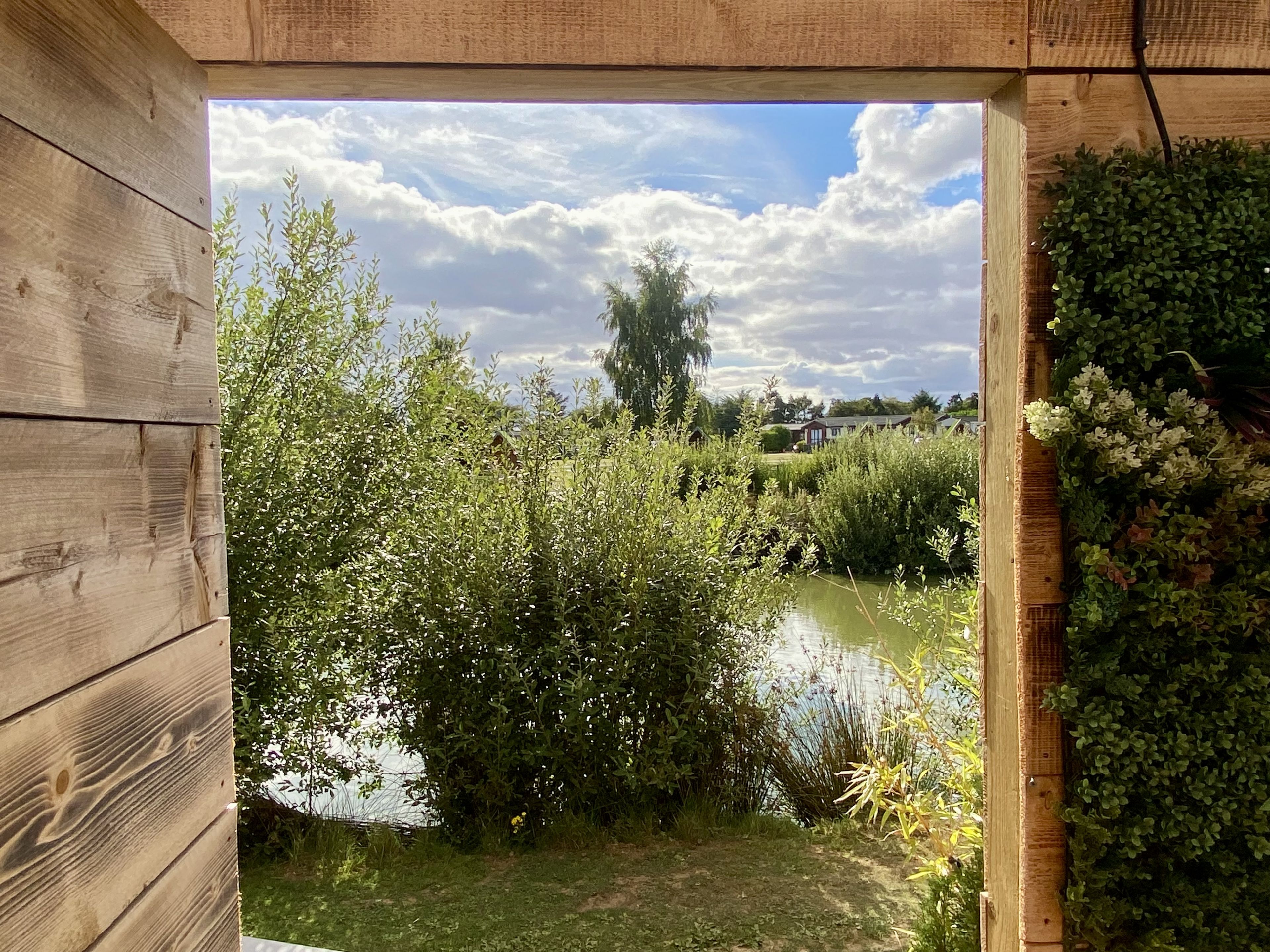 LE - 29  Lakeside Secret Retreat image 4