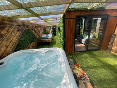 Woodlakes Lux Barn - Secret Retreat photo 3