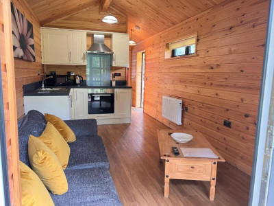 Woodlakes Parkside 2 - Couples Secret Retreat photo 2